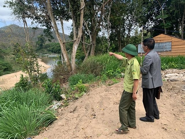 Bên kia sông Krông H’năng là vùng giáp ranh giữa Khu BTTN Ea Sô và tỉnh Phú Yên, khu vực thường xuyên bị lâm tặc xâm nhập khai thác gỗ trái phép.