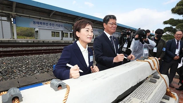 Hai Bộ trưởng Hàn Quốc tại lễ công bố dự án đường sắt liên Triều. Ảnh: YONHAP