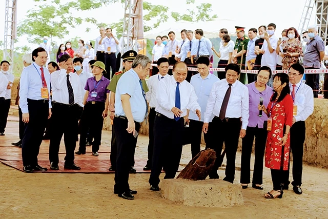 Thủ tướng thăm bãi cọc Cao Quỳ.