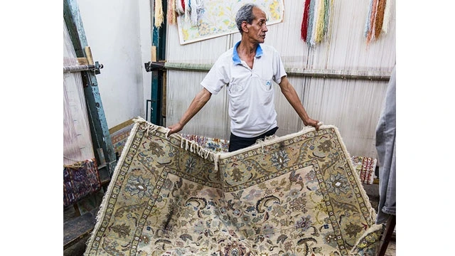 Một người thợ dệt vải truyền thống. Ảnh: THE GUARDIAN