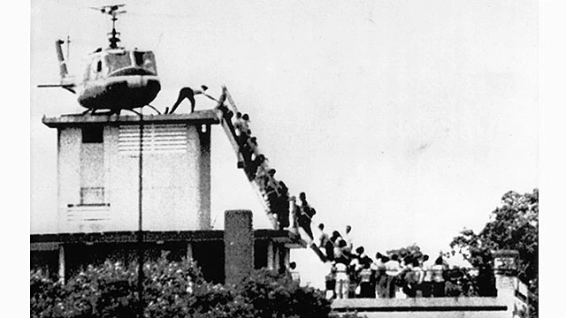 Bức ảnh nổi tiếng trực thăng đón và bốc người di tản do phóng viên hãng tin UPI Hubert van Es chụp tại Sài Gòn ngày 29-4-1975.