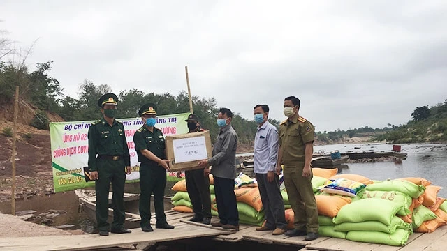 Lãnh đạo Bộ Chỉ huy Biên phòng tỉnh Quảng Trị tặng gạo và thiết bị y tế cho nhân dân Lào ở bến sông Sê Pôn.