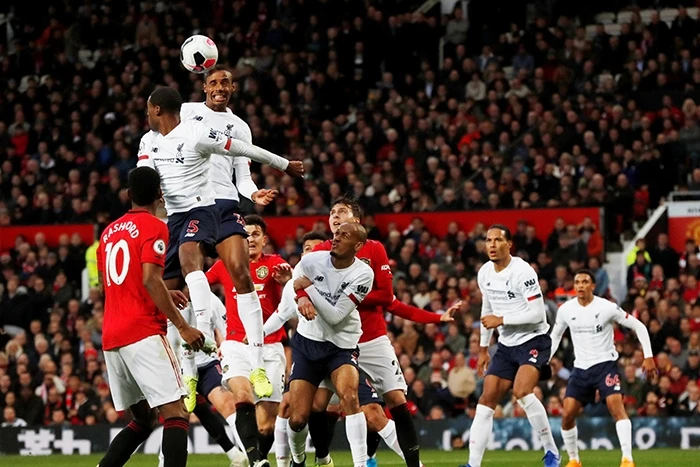 Liverpool (trắng) và Man United sẵn sàng thi đấu nốt chín vòng cuối Ngoại hạng Anh 2019-2020.