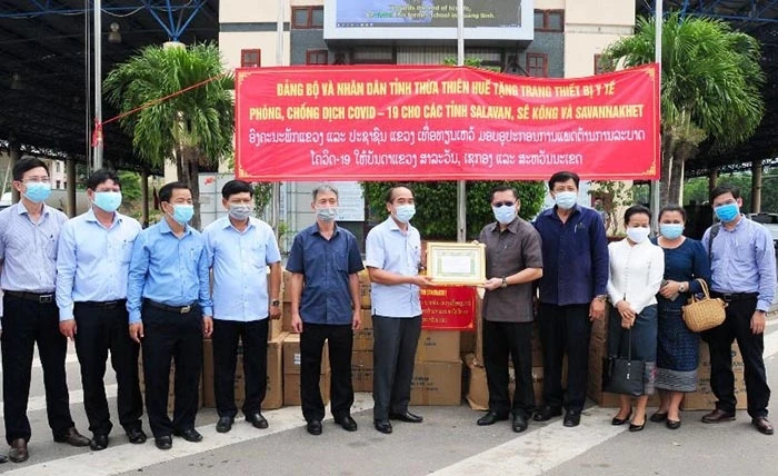 Phó Bí thư Thường trực Tỉnh ủy Thừa Thiên Huế Bùi Thanh Hà (bên trái) trao tặng trang thiết bị, vật tư y tế phòng, chống dịch đến lãnh đạo tỉnh Sa-van-na-khet (Lào).