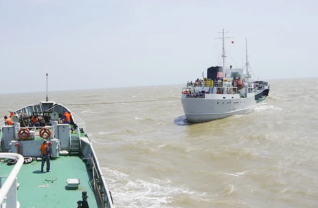 Tàu Hải quân 935 nhận nước ngọt từ Tàu Hải quân 936 tại cửa sông Soài Rạp (Tiền Giang) để trung chuyển đưa vào bờ cung cấp miễn phí cho các hộ dân vùng hạn, mặn.