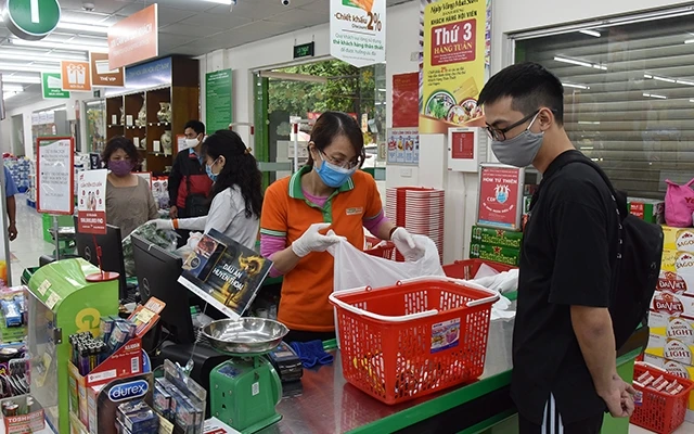  Tại các trung tâm thương mại, nhiều khách hàng đã lựa chọn thanh toán qua Ví điện tử thay vì trả bằng tiền mặt. Trong ảnh: Khách hàng mua sắm tại siêu thị Hapro mart Thành Công (Hà Nội). Ảnh: LÂM THA