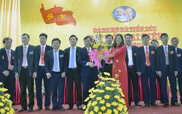  Ðại diện Ban Thường vụ Huyện ủy Hưng Hà chúc mừng Ban Chấp hành Ðảng bộ xã Tiến Ðức nhiệm kỳ 2020-2025.