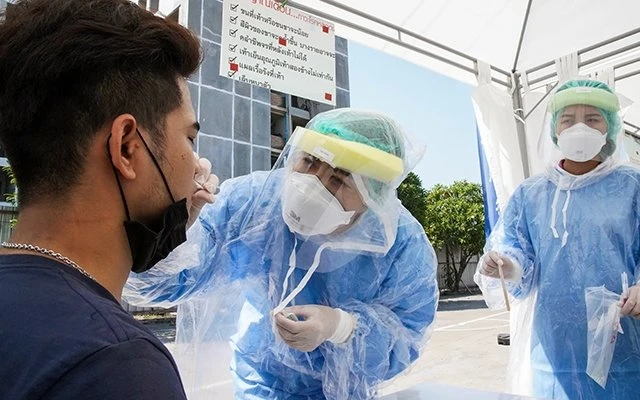  Nhân viên y tế lấy mẫu xét nghiệm Covid-19 tại một bệnh viện ở Băng-cốc, Thái-lan. Ảnh Nikkei