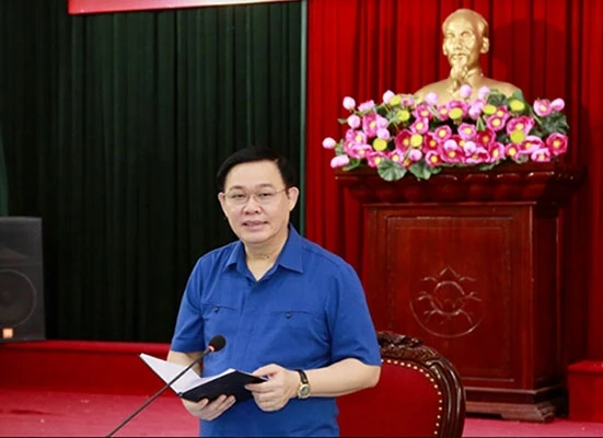 Ủy viên Bộ Chính trị, Bí thư Thành ủy Hà Nội Vương Đình Huệ phát biểu ý kiến tại buổi làm việc.