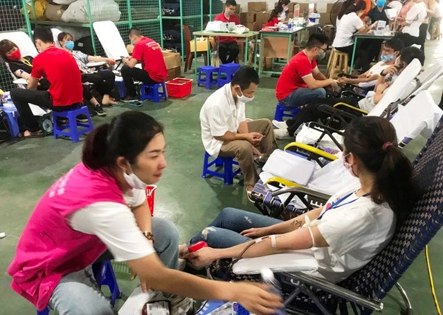 Công nhân, người lao động ở Khu công nghiệp Lễ Môn tình nguyện hiến máu.