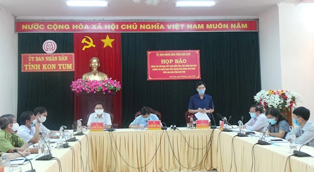 Toàn cảnh buổi họp báo của UBND tỉnh Kon Tum.
