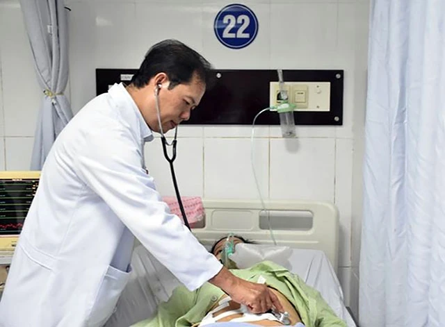 Bệnh nhân đang được bác sĩ BVĐK Sóc Trăng thăm khám sau phẫu thuật.