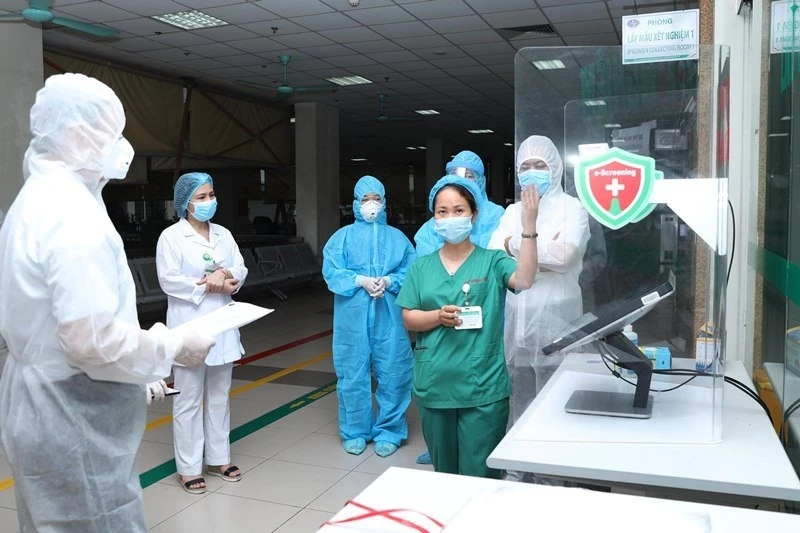 Giải pháp sàng lọc không tiếp xúc (eScreening) đã được Viện Ứng dụng Công nghệ (Bộ KH-CN) bàn giao cho Bệnh viện Nhiệt đới Trung ương cơ sở 2 (Đông Anh, Hà Nội) đưa vào sử dụng sáng 22-4.