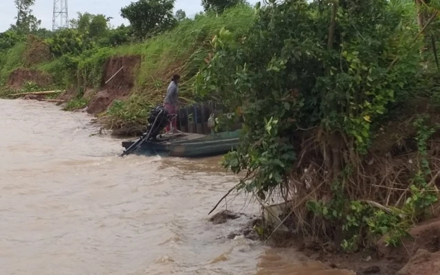 Một đoạn bờ sông Tiền ở Đồng Tháp bị sạt lở.