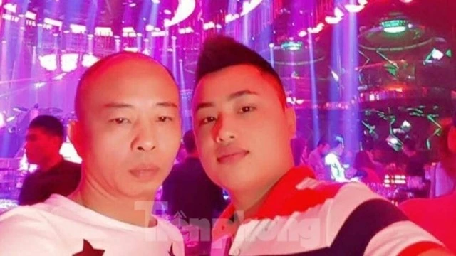 Tiến “trắng” (bên phải) cùng bố nuôi Nguyễn Xuân Đường (tức Đường “Nhuệ”).