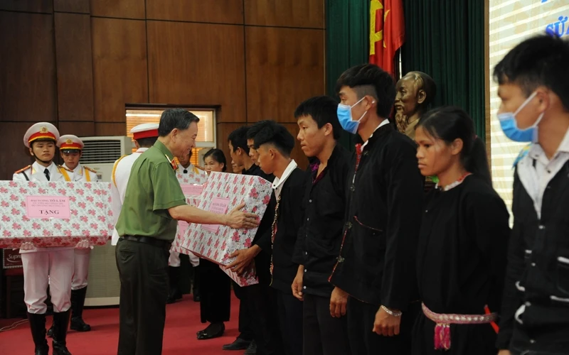 Bộ trưởng Công an Tô Lâm trao quà cho 10 gia đình nghèo ở Mường Nhé đã tích cực tham gia chương trình.