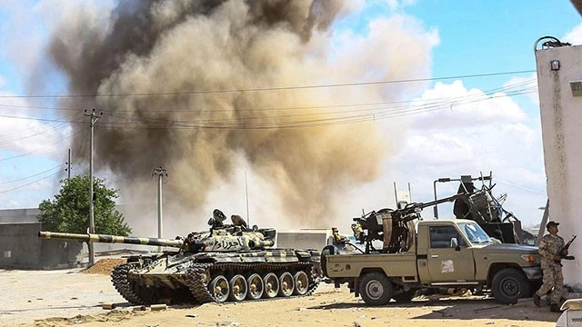 Giao tranh vẫn tiếp diễn tại Libya bất chấp nỗ lực kêu gọi ngừng bắn của LHQ. Ảnh: PRESSTV