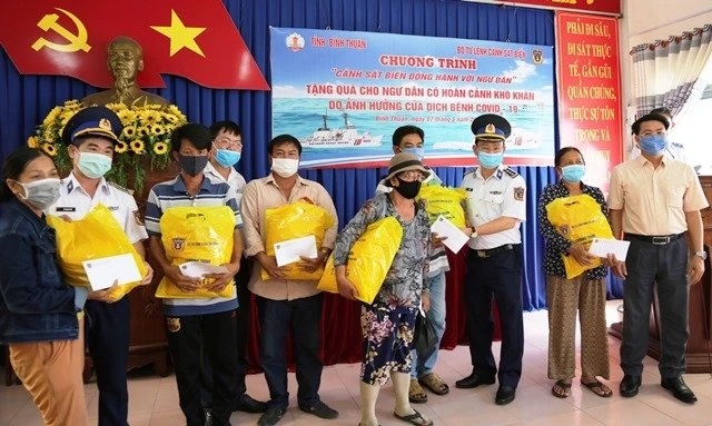 Đại diện Bộ Tư lệnh Cảnh sát biển trao quà cho ngư dân gặp khó khăn ở thị trấn Phan Rí Cửa, huyện Tuy Phong (Bình Thuận).