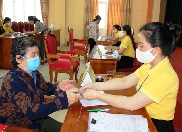 Nhân viên Bưu điện cấp phát tiền nhà nước hỗ trợ cho người dân xã Đông Vinh, TP Thanh Hóa gặp khó khăn do dịch bệnh.