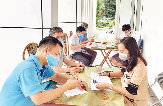 Chi trả gói hỗ trợ an sinh xã hội cho các đối tượng bị ảnh hưởng bởi dịch Covid-19 ở quận Long Biên.