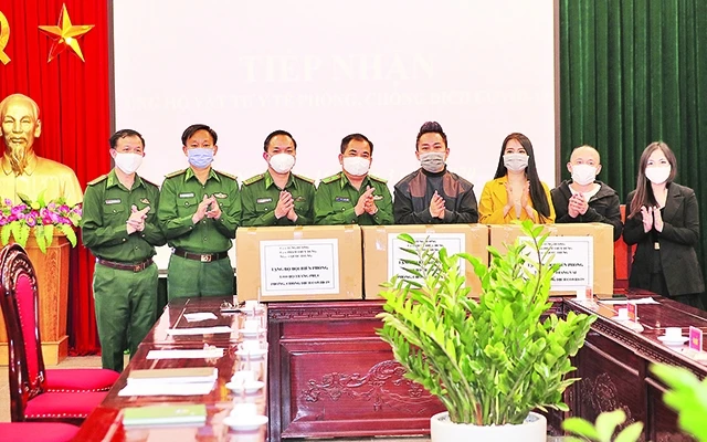 Ca sĩ Tùng Dương, Phạm Thùy Dung và nhạc sĩ Quốc Trung tặng Bộ Tư lệnh Bộ đội Biên Phòng 1.000 chiếc áo bảo hộ và 2.000 khẩu trang kháng khuẩn.