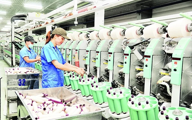 Công nhân Nhà máy sợi Yên Mỹ, Công ty TNHH Một thành viên dệt 8-3 trong ca sản xuất.