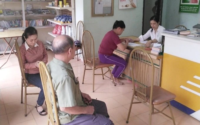 Người dân nhận tiền hỗ trợ tại điểm Bưu điện văn hóa xã Phương Viên, huyện Chợ Đồn. 