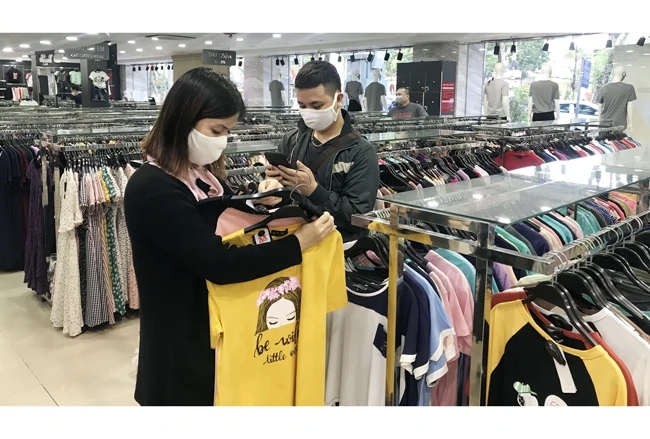 tìm hướng mở rộng thị trường Khách hàng lựa chọn sản phẩm tại Trung tâm thời trang M2 (quận Đống Đa, Hà Nội).