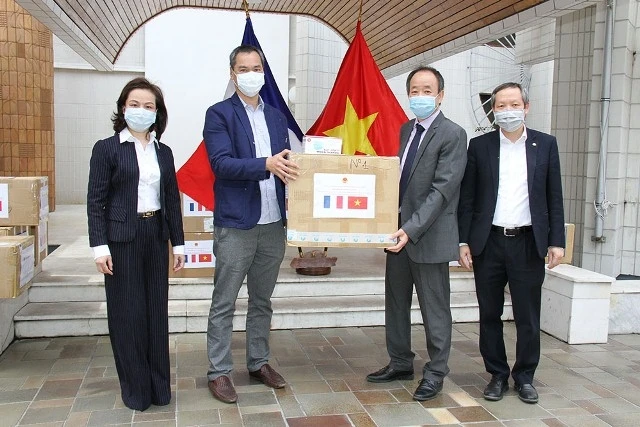 Đại sứ Nguyễn Thiệp trao tặng khẩu trang cho Hội người Việt Nam tại Pháp. 