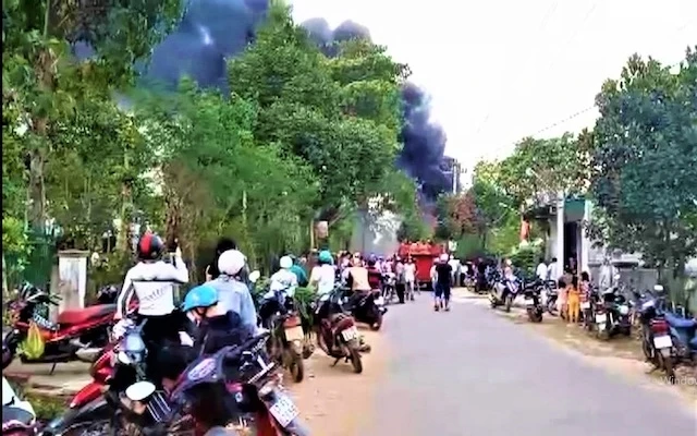 Cột khói vụ cháy bốc cao tới 100m.