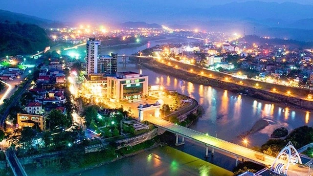 Thành phố Lào Cai về đêm.