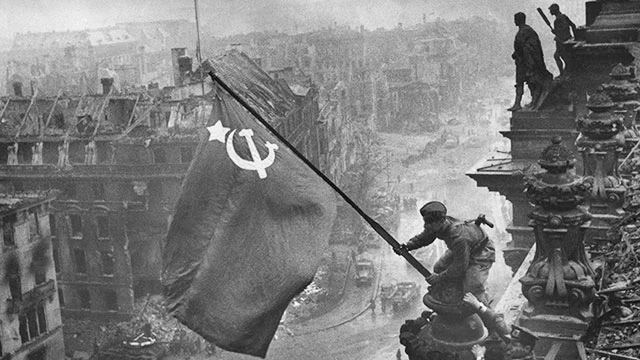 Lá cờ chiến thắng của Hồng quân Liên Xô bay trên tòa nhà Quốc hội Đức Quốc xã ngày 30-4-1945. Ảnh tư liệu