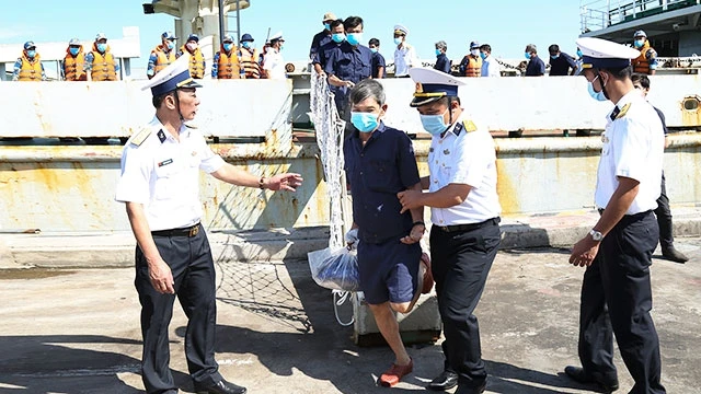 Bộ đội Vùng 2 Hải quân đưa 30 ngư dân Quảng Ngãi về đất liền ngày 1-5-2020.