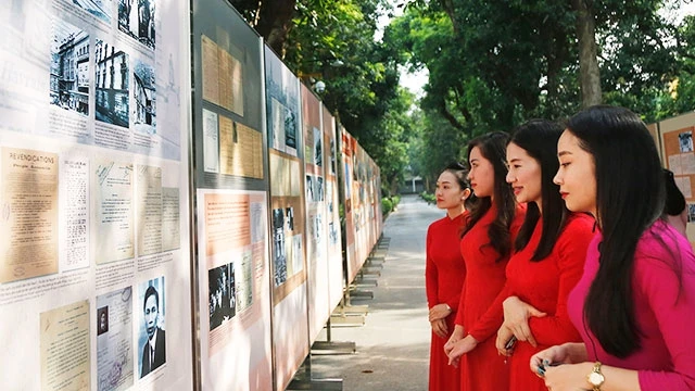 Tham quan triển lãm tại Khu Di tích Chủ tịch Hồ Chí Minh.