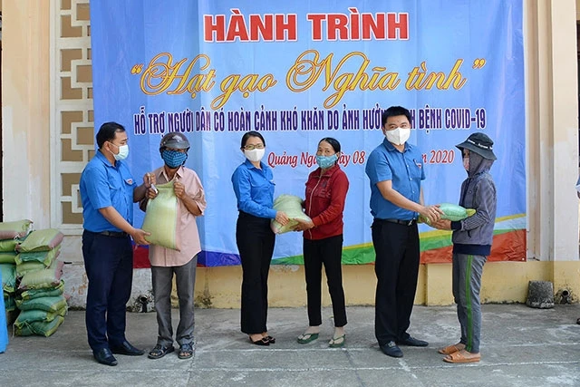 Tỉnh đoàn Quảng Ngãi trao quà cho người dân gặp khó khăn ở huyện miền núi Minh Long.