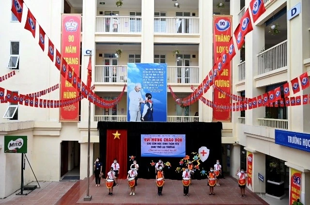 Sáng 11-5, gần 1.900 trường mầm non, tiểu học (công lập và ngoài công lập) trên địa bàn Hà Nội đón học sinh đi học trở lại sau hơn ba tháng nghỉ học để phòng, chống dịch. Trước đó, từ ngày 4-5, gần 90