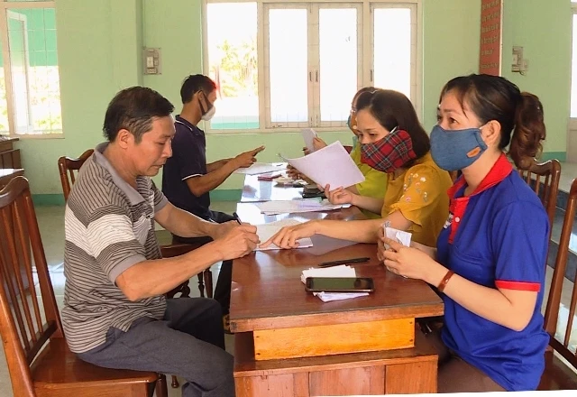 Người dân thị xã Sông Cầu nhận tiền hỗ trợ do ảnh hưởng của dịch.