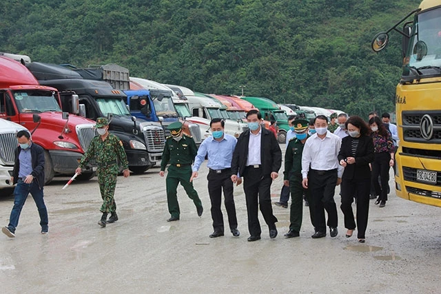 Lãnh đạo Bộ nông nghiệp và Phát triển nông thôn cùng tỉnh Lạng Sơn kiểm tra hàng hóa xuất khẩu qua cửa khẩu Tân Thanh (Văn Lãng).