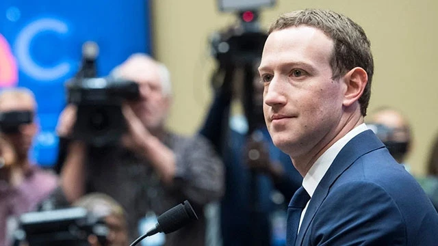 CEO của Facebook Mark Zuckerberg đối mặt áp lực kiểm duyệt thông tin. Ảnh: AP