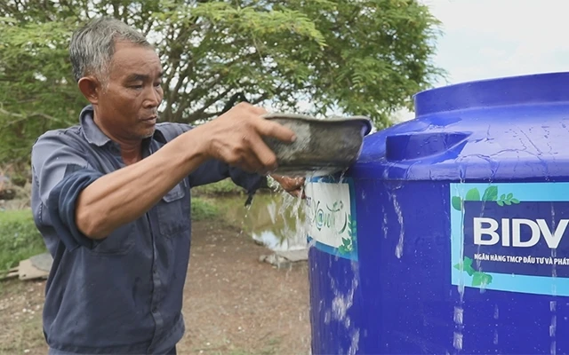 Người dân Kiên Giang nhận bồn nước từ BIDV.