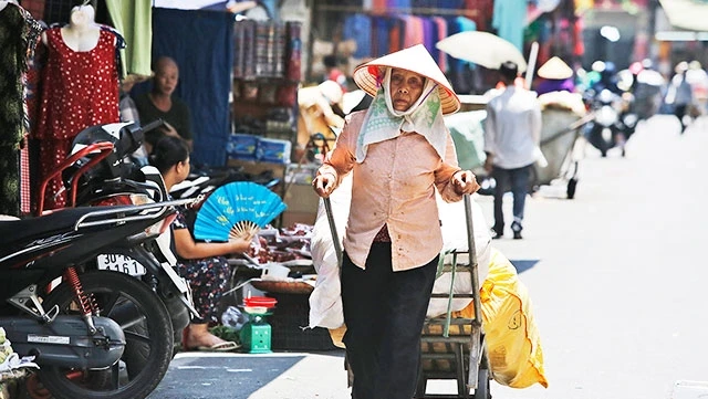 Vận chuyển hàng tại chợ Đồng Xuân lúc đỉnh nắng 12 giờ trưa.