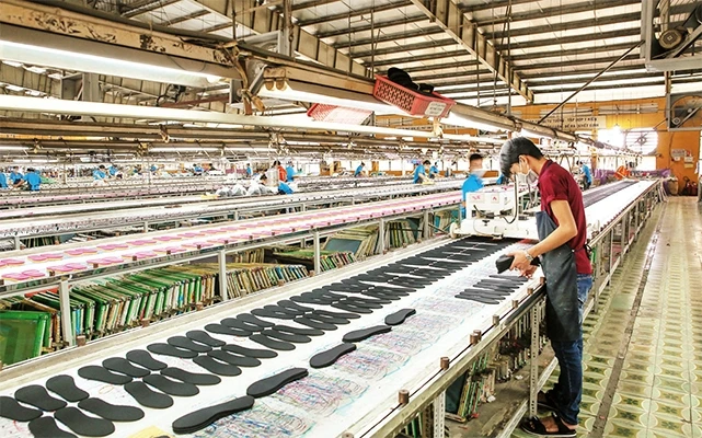Gia công giày dép tại Công ty sản xuất hàng tiêu dùng Bình Tiên (Biti’s).