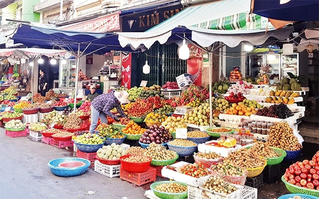 Chợ tự phát quanh khu vực chợ Bà Chiểu, bày hàng hóa lấn hết lối đi bộ.