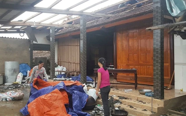 Mưa to kèm theo lốc xoáy làm hỏng nhà dân tại xã Hương Xuân, huyện Hương Khê (Hà Tĩnh). Ảnh: HỮU TRUNG