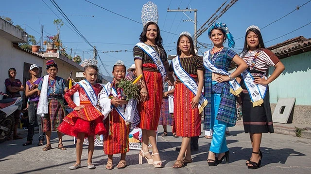 Nữ hoàng thổ dân (giữa) tham gia lễ hội ở thị trấn Rabinal. Ảnh: THE GUARDIAN