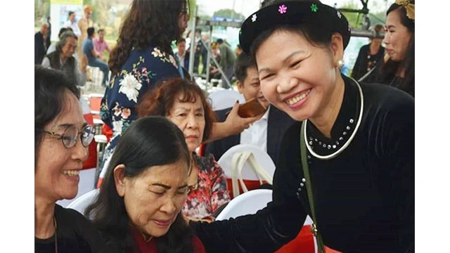Nhà thơ Nông Thị Hưng (bên phải) cùng các đồng nghiệp.