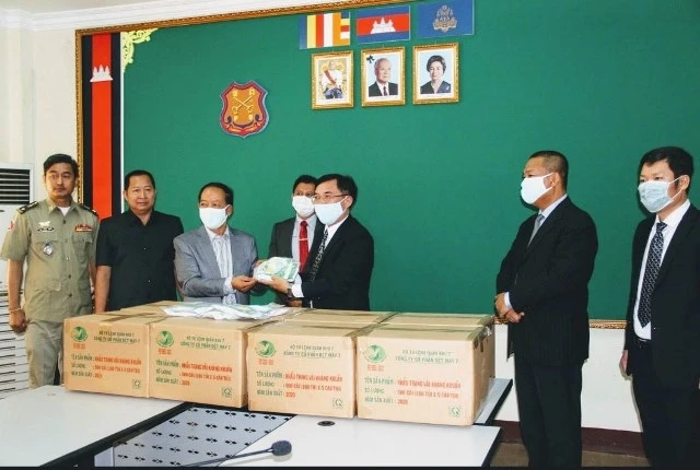 Trao tặng hàng viện trợ cho Bộ Nội vụ Campuchia