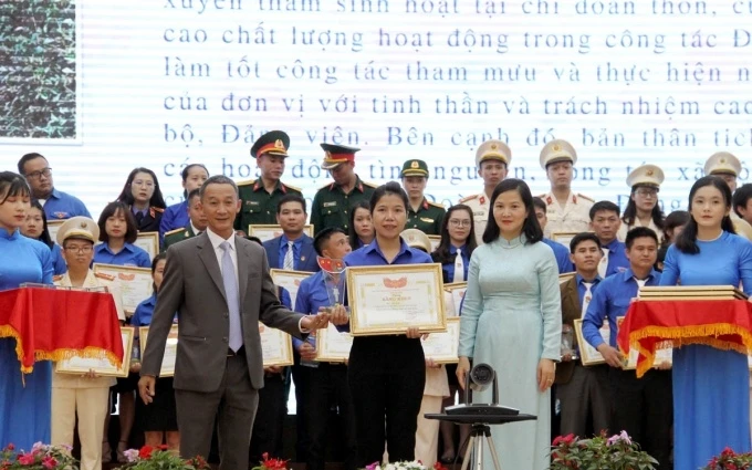 Lãnh đạo tỉnh Lâm Đồng tuyên dương các tấm gương đảng viên trẻ, thanh niên tiên tiến làm theo lời Bác.