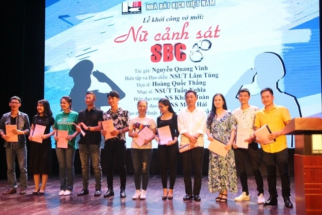 Tập thể nghệ sĩ Nhà hát kịch Việt Nam tại lễ khởi dựng vở "Nữ cảnh sát SBC".