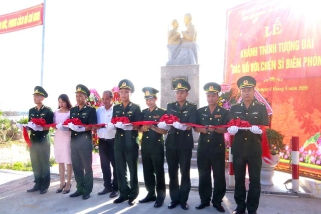 Đại tá Lê Văn Nguyên, Chính ủy BĐBP tỉnh cùng lãnh đạo huyện Phú Lộc cắt băng khánh thành Tượng đài “Bác Hồ với chiến sĩ Biên phòng”.